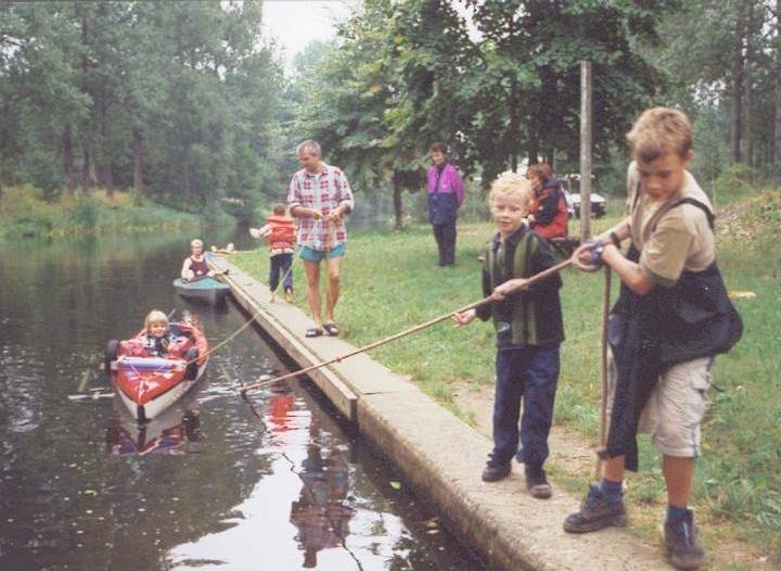 Bootsschleppe im Dahme-Umflut-Kanal