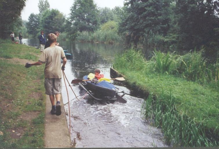 Bootsschleppe im Dahme-Umflut-Kanal